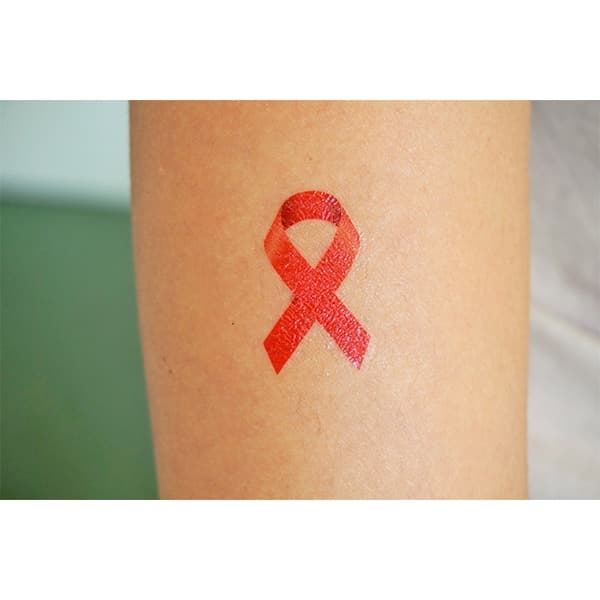 Tatouage-ruban-rouge-2